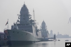 2025年1月15日，印度孟買海軍造船廠舉行「尼爾吉里號」航空母艦（左 INS Nilgiri）、潛水艇 「瓦格謝爾號」（右 Vaghsheer）和 INS Surat 的服役儀式。