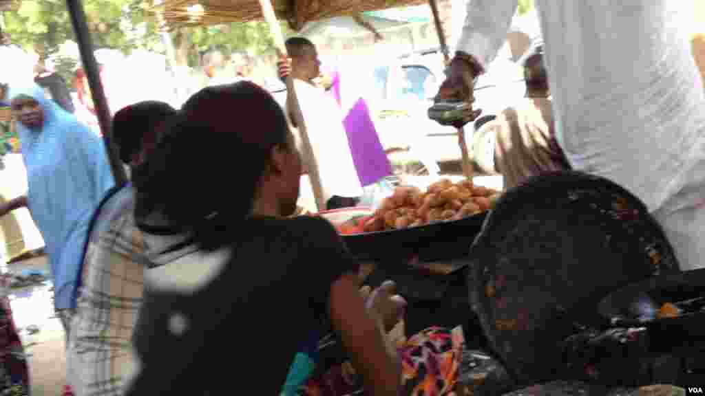 Wata ‘yar kasuwa Esther, a cikin rumfanta da aka sake gina mata a kasuwa. ’Yan Boko Haram sun kona kasuwar a watan Fabareru da Afrilu na 2013. Esther ta tsalake rijiya da baya amma tace rayuwarta ya samu canji har abada, 26 ga Mayu.