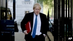 Ministar spoljnih poslova Velike Britanije Boris Džonson stiže na sastanak kabineta u rezidenciji premijerke Tereze Mej, 1. maja 2018. (Foto: AP /Matt Dunham)