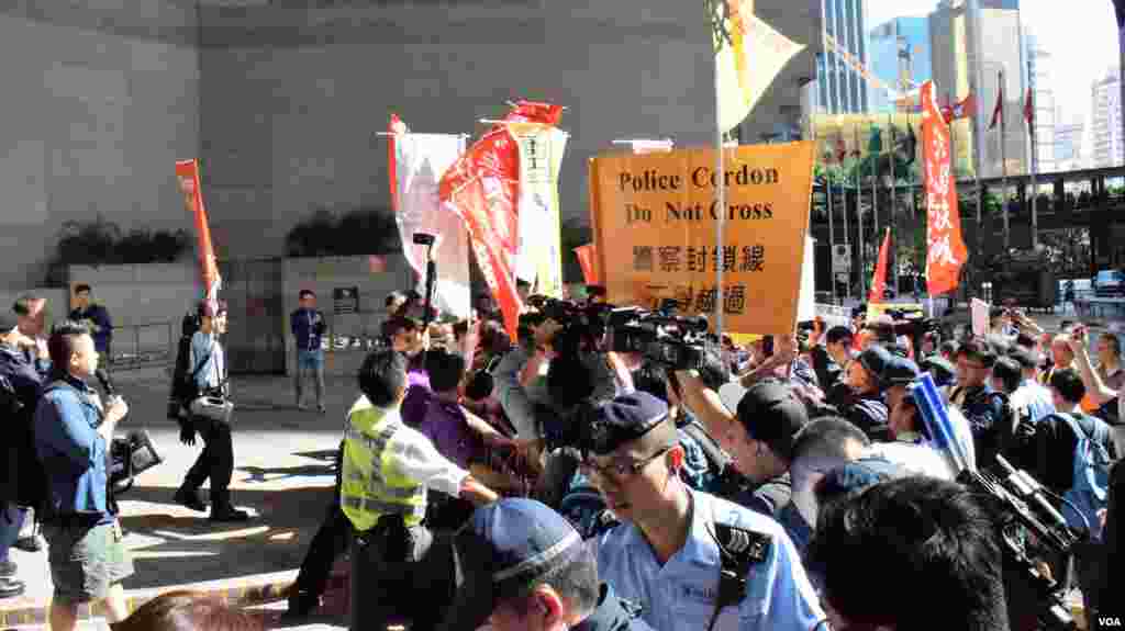 香港反北京清理低端人口示威一度爆發警民衝突(美國之音湯惠芸)