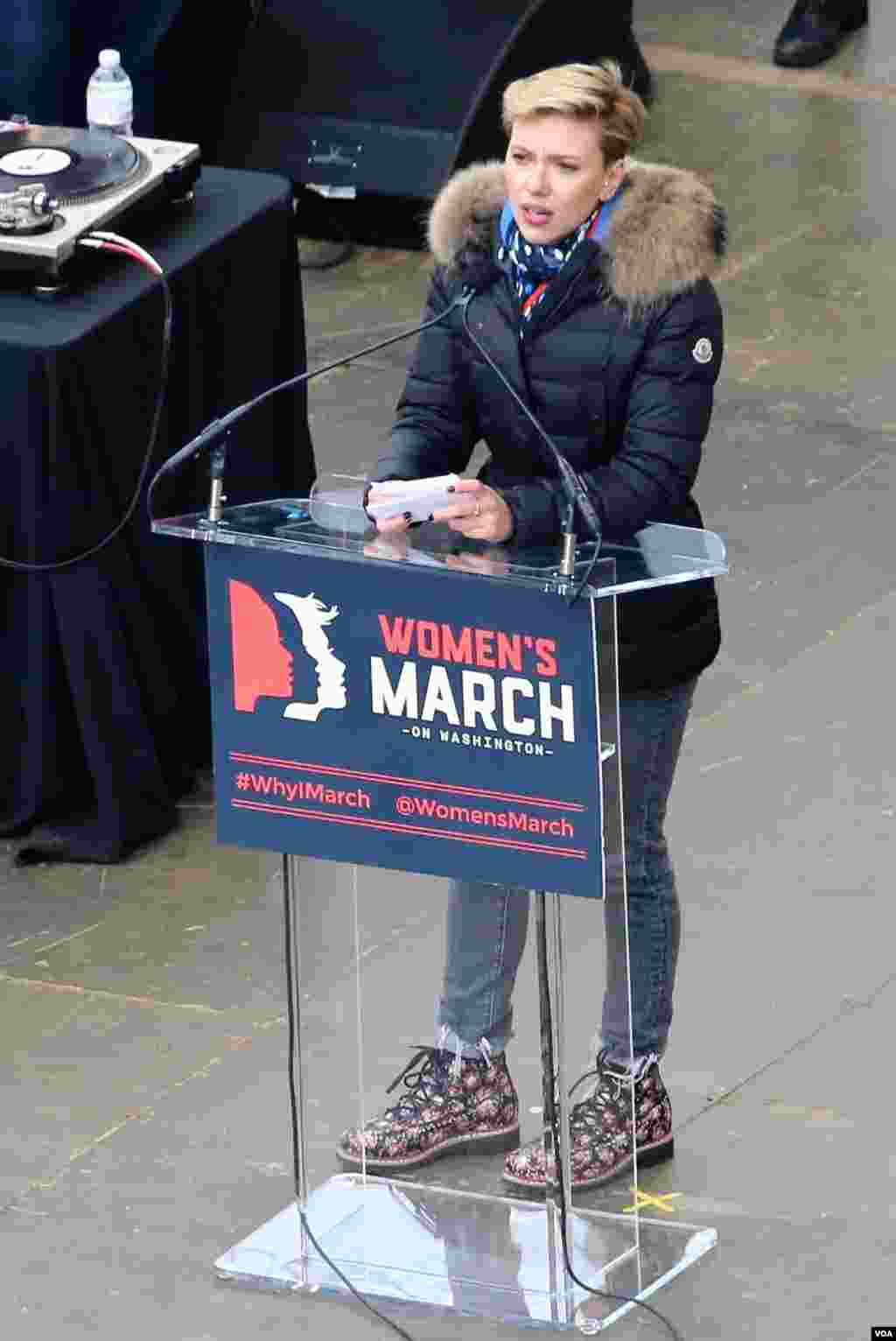 Aktris Scarlett Johansson berorasi dalam protes Women's March di Washington, D.C. (21/1). (VOA/B. Allen)