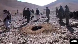 Warga Afghanistan di wilayah yang dikuasai Taliban usai melakukan hukum rajam dengan batu (foto: dok).
