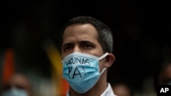 El líder opositor venezolano Juan Guaidó asiste a un mitin de manifestantes exigiendo una distribución más equitativa y rápida de las vacunas COVID-19, en Caracas, el 17 de abril de 2021.