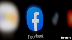 Se muestra un logo de Facebook en un teléfono inteligente en esta ilustración del 6 de enero de 2020.