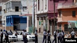 La detención del periodista independiente cubano Abraham Jiménez Enoa fue denunciada por el CPJ desde Nueva York. La entidad pidió al gobierno cubano que la seguridad del Estado deje de acosar al comunicador.