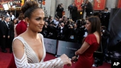 La muñeca Barbie inspirada en Jennifer López luce el vestido que usó la cantante en la entrega de los Premios Oscar 2012.