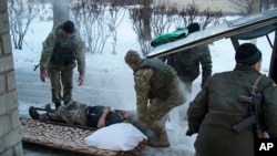 Seorang tentara Ukraina yang terluka dirawat di Avdiivka, Ukraina (31/1). (AP/Inna Varenytsia)