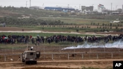 Izraelski vojnici na poziciji na granici sa Gazom, tokom protesta Palestinaca 30. marta 2019. (Foto: AP/Tsafrir Abayov)