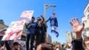 Miles de personas asistieron a los funerales de los siete miembros del Cuerpo de la Guardia Revolucionaria Islámica muertos en un ataque que destruyó el consulado de Irán en Damasco, en Siria.