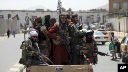 塔利班士兵在喀布爾街頭巡邏。 （2021年8月19日）