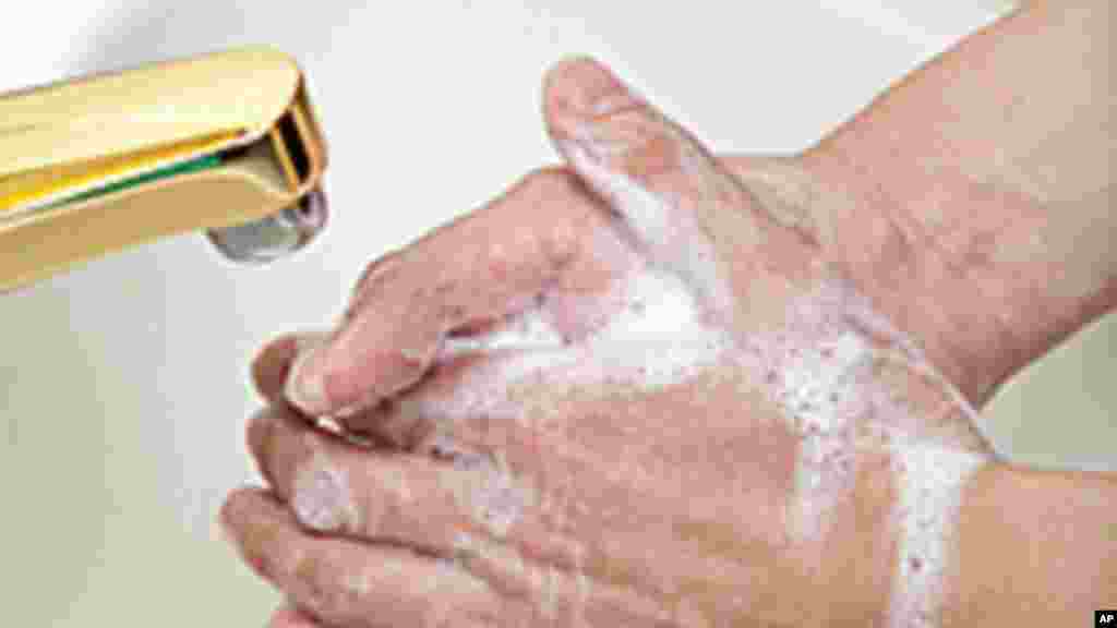 Un homme se lave les mains.