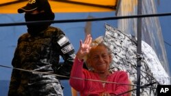 ARCHIVO: Amparo Carvajal, activista de los derechos humanos en Bolivia, saluda durante su protesta en la azotea de un edificio de La Paz el 20 de julio de 2023.