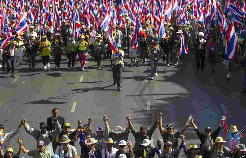 Anti-government protesters march during a rally in Bangkok, Jan. 15, 2014.