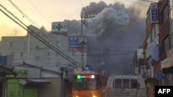Asap hitam tebal mengepul dari bangunan rumah sakit yang terbakar di Miryang, Korea Selatan, 26 Januari 2018. 