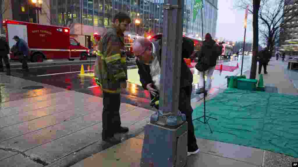 Un homme tousse et crache pendant qu'il est évacué d'un tunnel de métro enfumé à Washington, lundi 12 janvier, 2015.