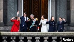 El nuevo rey de Dinamarca, Federico X, saluda desde un balcón del Palacio de Christiansborg, junto a su esposa y sus hijos, en Copenhague, el 14 de enero de 2024.