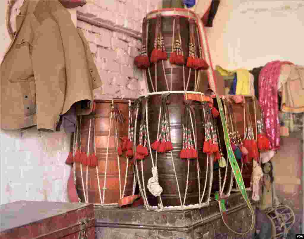 شادی بیاہ کی تقریبات میں ڈھول، باجا اور موسیقی کے دیگر آلات اور اُنہیں بجانے والے تقریب کی شان میں اضافہ کرتے ہیں۔