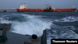 Un petrolero es remolcado a la terminal portuaria del complejo industrial de PDVSA en el estado de Anzoategui, Venezuela. [Foto de archivo]