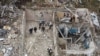 Equipos de rescate retiran escombros en el sitio donde al menos 52 personas murieron por un ataque con misiles rusos en la aldea de Hroza, en la región de Kharkiv, el 6 de octubre. 2023.
