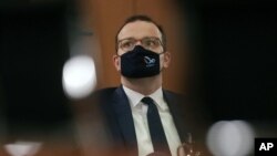 En esta fotografía del miércoles 21 de octubre de 2020, el ministro de Salud de Alemania, Jens Spahn, asiste a una reunión en Berlín.