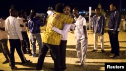 Réactions de migrants africains après la décision de la Haute Cour israélienne d'interdire l'existence d'un centre de détention où les migrants africains sont détenus sans procès dans le désert du Negev, le 22 septembre 2014.