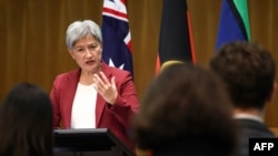 2024年3月20日,澳洲外交部長黃英賢(Penny Wong)在坎培拉的澳洲國會大廈與中國外交部長王毅舉行雙邊會談後的記者會上講話。