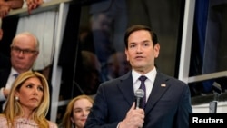 El recién confirmado secretario de Estado de Estados Unidos, Marco Rubio, habla junto a su esposa Jeanette Dousdebes Rubio en el Departamento de Estado en Washington, EEUU, el 21 de enero de 2025. REUTERS/Elizabeth Frantz.