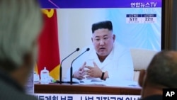 24일 한국 서울역 대기실에 설치된 TV화면에 김정은 북한 국무위원장이 지난 7일 노동당 중앙위원회 제7기 제13차 정치국 회의를 주재한 모습이 나오고 있다. 