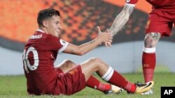 Philippe Coutinho de Liverpool, assis sur la pelouse, à gauche, lors d’un match à Hong Kong, Chine, 22 juillet 2017. 
