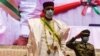 Le président nigérien Mohamed Bazoum (à gauche) est photographié lors de son investiture au Centre international de conférences de Niamey le 2 avril 2021. (Photo de BOUREIMA HAMA / AFP)