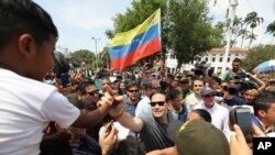 El senador de EE.UU., Marco Rubio, republicano por Florida, saluda a migrantes venezolanos cerca del puente internacional Simón Bolívar en la frontera colombo-venezolana. Cúcuta, Colombia, 17 de febrero de 2019.
