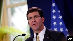 Sekretar za odbranu SAD Mark Esper govori tokom pres konferencije sa francuskom ministarkom odbrane Florens Parli u Parizu, 7. septembra 2019.