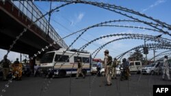 Polisi berjaga di sebuah pos pemeriksaan saat diterapkannya jam malam di Srinagar, 4 Agustus 2020. (Foto: dok).