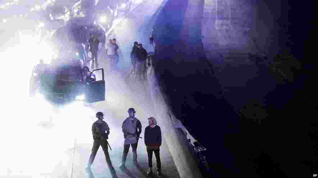 Les policiers surveillent les manifestants à l'Interstate 580 à Oakland, en Californie, le 12 août 2017.