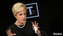 ARCHIVO - Cindy McCain, presidenta de la junta del Instituto McCain para el Liderazgo Internacional, habla en el escenario de la Cumbre de Mujeres en el Mundo en Nueva York, EE. UU., 12 de abril de 2019.
