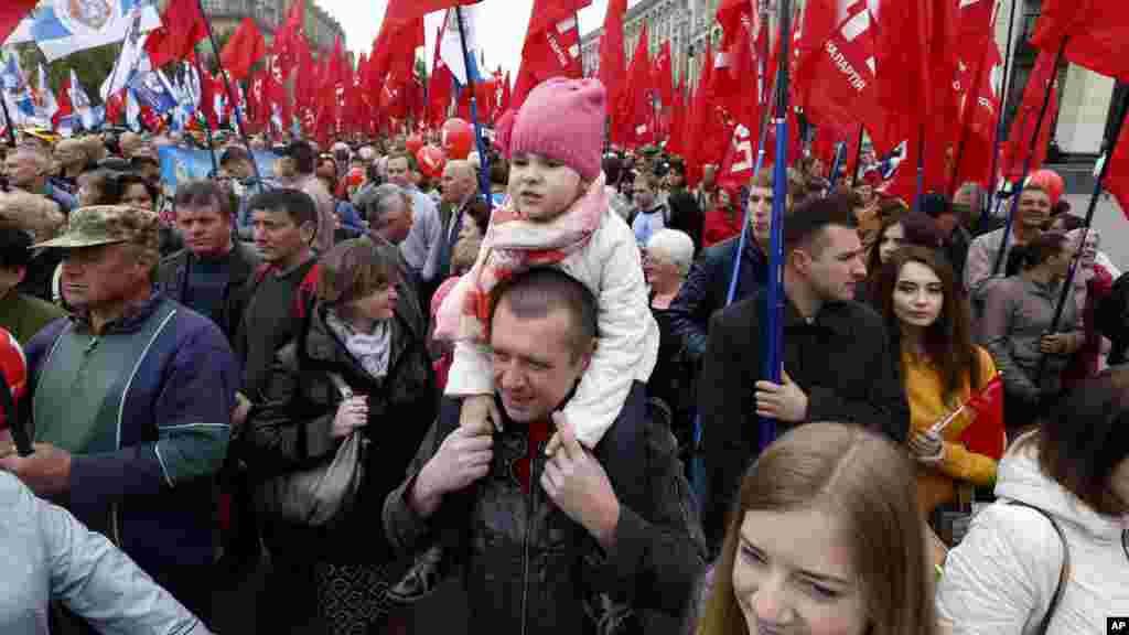 Ma'aikata a babban birnin Kiev dake Ukraine, Ranar 1 daga watan Mayu na 2017.