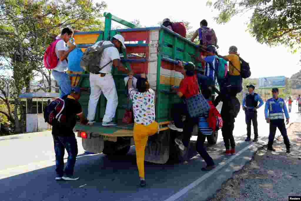 Los migrantes se suben a un camión para continuar su viaje hacia Estados Unidos, y así aliviar por tramos el cuerpo cansado por la larga caminata. 
