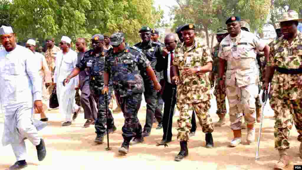 Shugaba Goodluck Jonathan ya ziyarci garin Baga dake jihar Borno, don yabawa dakarun Najeriya da suka kwato yankunan da a da suke hannun ‘yan Boko Haram.