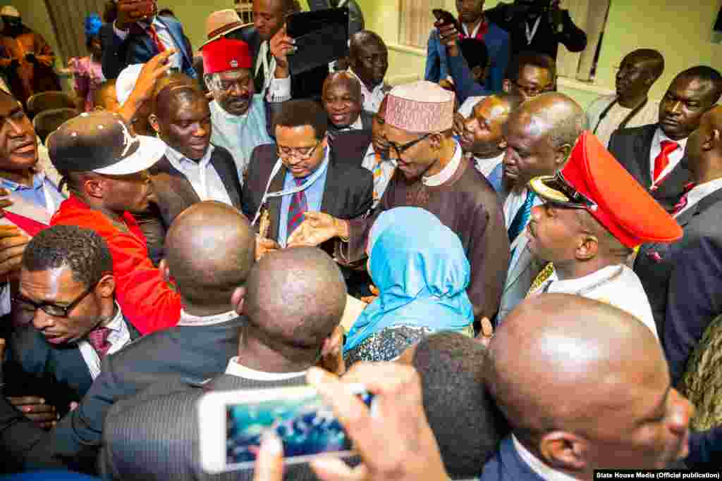 Shugaba Muhammadu Buhari yana bude Cibiyar Ayyukan Shige da Ficen Baki ta Najeriya tare da karamar jakadiya Mrs Uche Ajulu-Okeke da mai rikon mukamin babban jakadan Najeriya a Afirka ta Kudu, Mr. Martins Cobham a lokacin da ya gana da al'ummar Najeriya a karamin ofishin jakadancin Najeriya na Johannesburg a Afirka ta Kudu.