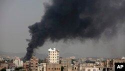 Un raid de l'armée saoudienne sur une entreprise d'aliments à Sanaa, Yémen, le 9 aout, 2016. 