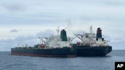 En la foto proporcionada por la Agencia de Seguridad Marítima de Indonesia (BAKAMALA), el petrolero MT Horse, de bandera iraní y el panameño MT Frea se ven anclados juntos en aguas de Pontianak, frente a la isla de Borneo, Indonesia. 24 de enero de 2021.