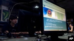 中国北京一家网吧的电脑屏幕上显示中国公安局用户使用条例。（资料照）