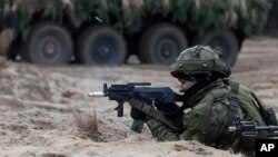 На архівному фото - навчання військових з Польщі, Чехії та Угорщини з нагоди їхнього приєднання до НАТО. Весола, поблизу Варшави, центральна Польща. 10 березня 2019 року. AP/Czarek Sokolowski