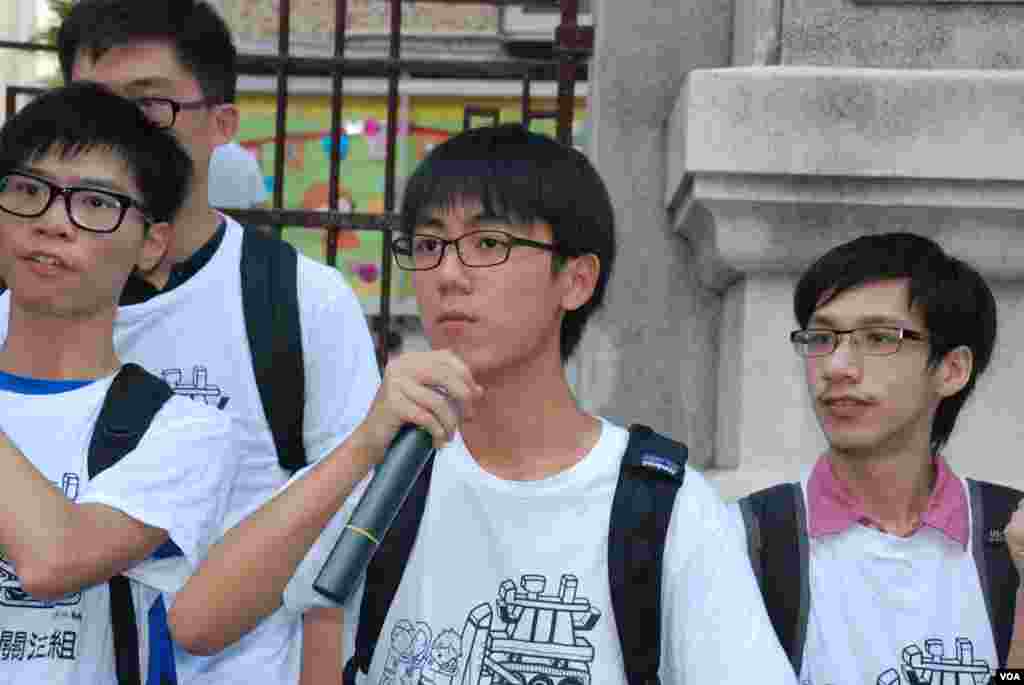 香港普教中學生關注組副主席、網名「郭奉孝」(中)表示,普教中是國民教育的其中一環