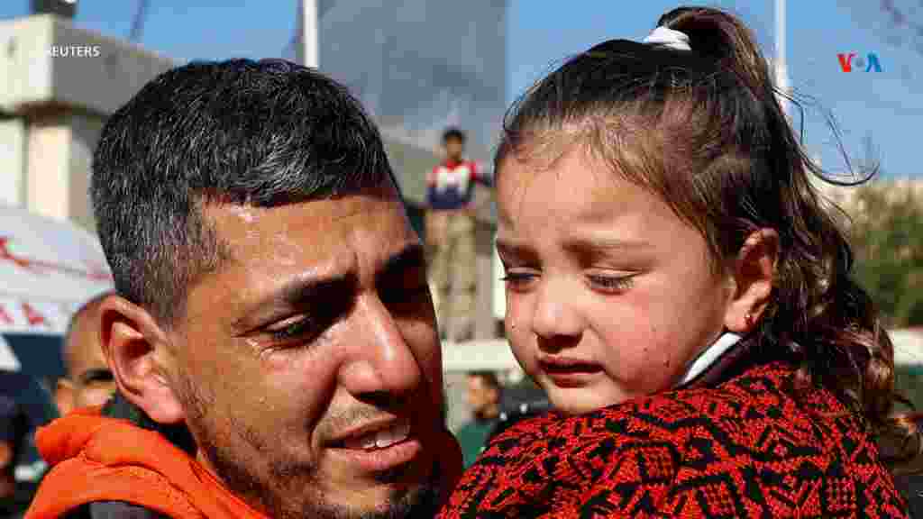 Un prisionero palestino liberado sostiene a una niña, después de ser entregado por Israel en Khan Younis, en el sur de la Franja de Gaza, el 15 de febrero de 2025. 