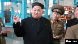 Le leader nord-coréen Kim Jong-Un entouré de ses officiers à Pongyang, 1er avril 015.