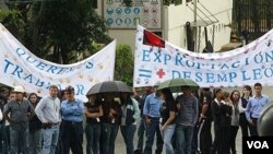 Los trabajadores de Sidetur, Siderurgica del Turbio SA, protestaron contra la política de expropiaciones indiscriminadas que aplica el gobierno de Venezuela.