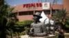 Une statue de Paulin Soumanou Vieyra, considéré comme l'un des pères fondateurs du cinéma africain, au siège du Fespaco à Ouagadougou, au Burkina Faso, le vendredi 24 février 2023.