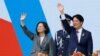 La expresidenta de Taiwán, Tsai Ing wen, y el nuevo presidente, Lai Ching te, saludan a la gente durante la ceremonia de inauguración frente al edificio de la oficina presidencial en Taipéi, Taiwán, el 20 de mayo de 2024.