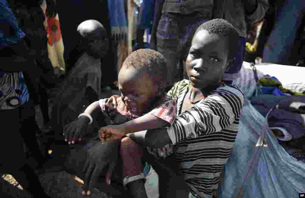 Des enfants déplacés dans camp situé près d’une base de l’ONU à Benitu, 29 juin 2015. (AP Photo/Jason Patinkin).